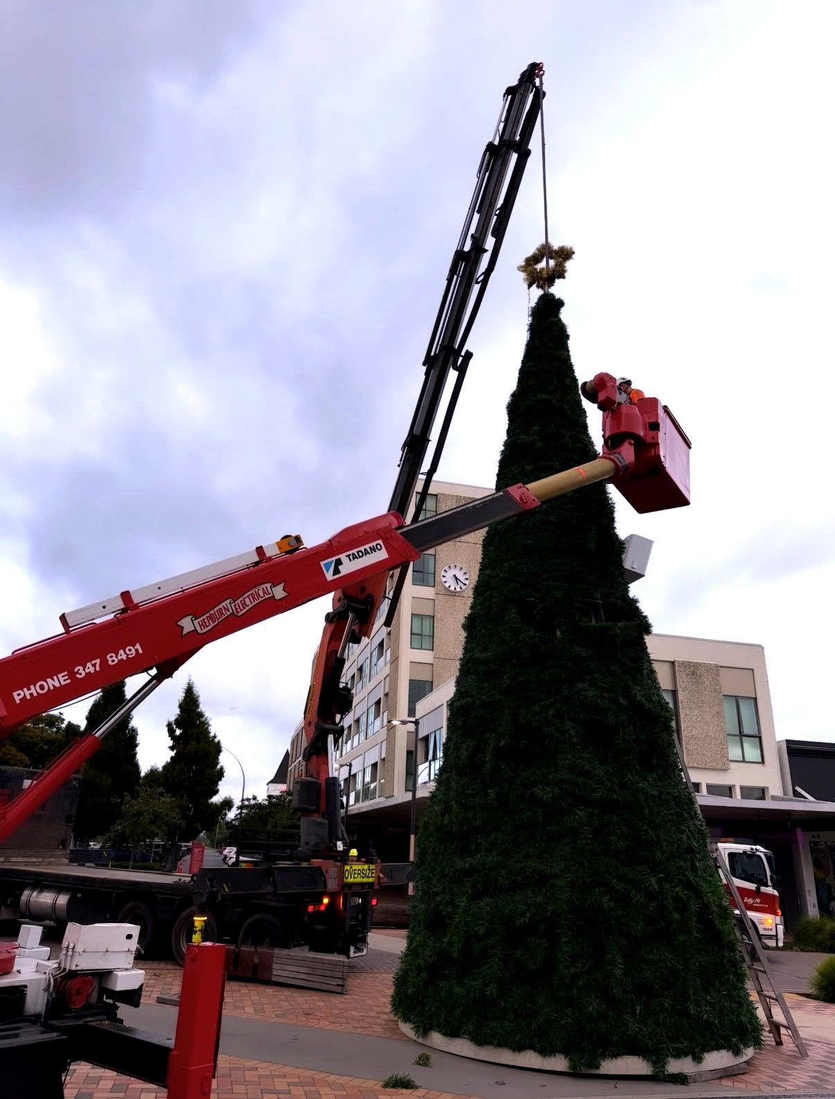 Hepburn Electrical crane truck working on the Rotorua CBD Christmas tree